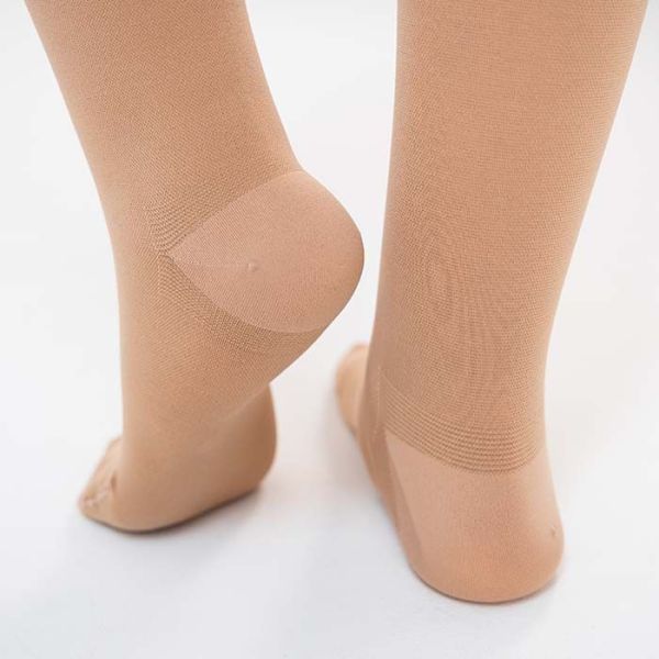 Чулки компрессионные Evolution ТК.931 унисекс 1 класс компрессии с закрытым носком и гладкой резинкой на широкое бедро цвет бежевый